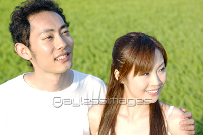 恋人に肩を抱かれる女性 ストックフォトの定額制ペイレスイメージズ