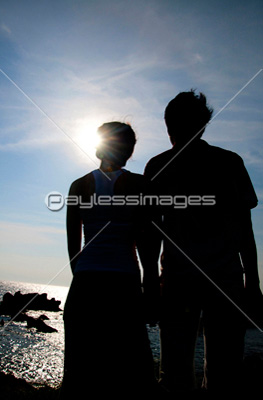 手を繋ぐカップルの後姿のシルエット 商用利用可能な写真素材 イラスト素材ならストックフォトの定額制ペイレスイメージズ