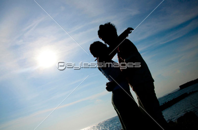 キスするカップルのシルエット 商用利用可能な写真素材 イラスト素材ならストックフォトの定額制ペイレスイメージズ