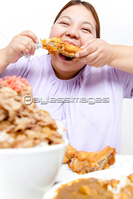 暴飲暴食する女性 商用利用可能な写真素材 イラスト素材ならストックフォトの定額制ペイレスイメージズ