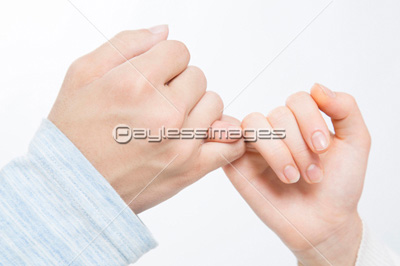 指切りをするカップル ストックフォトの定額制ペイレスイメージズ