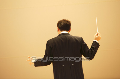 男性指揮者の後姿 商用利用可能な写真素材 イラスト素材ならストックフォトの定額制ペイレスイメージズ
