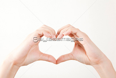 ハートポーズの写真 イラスト素材 写真素材 ストックフォトの定額制ペイレスイメージズ