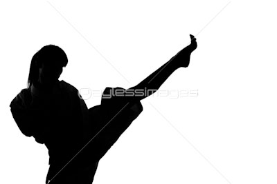 少林寺拳法をする女性のシルエット ストックフォトの定額制ペイレスイメージズ
