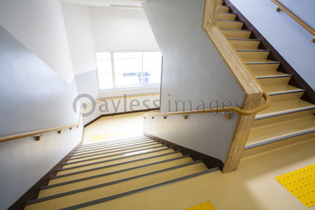 学校の階段と廊下 商用利用可能な写真素材 イラスト素材ならストックフォトの定額制ペイレスイメージズ