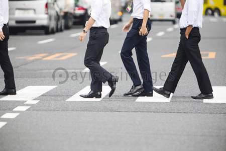 横断歩道を歩くビジネスマン ストックフォトの定額制ペイレスイメージズ