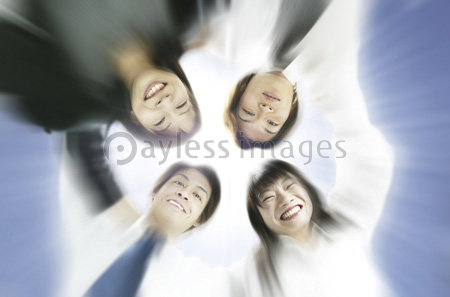 円陣を組むビジネスマン ストックフォトの定額制ペイレスイメージズ