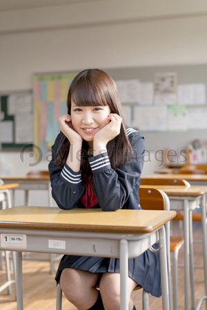教室で頬杖をつく女子高生 ストックフォトの定額制ペイレスイメージズ