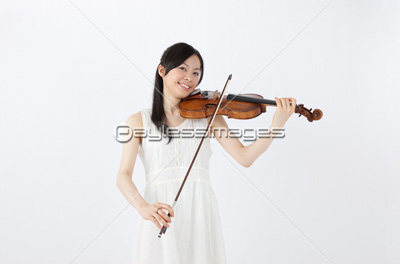 バイオリンを弾く女性 写真素材 イラスト素材ならストックフォトの定額制ペイレスイメージズ