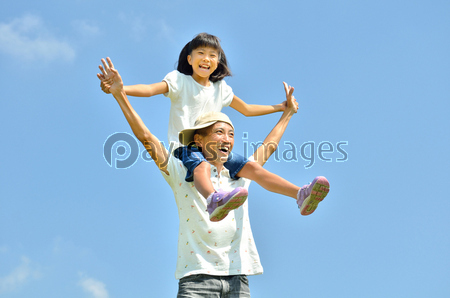 青空で肩車する親子 商用利用可能な写真素材 イラスト素材ならストックフォトの定額制ペイレスイメージズ