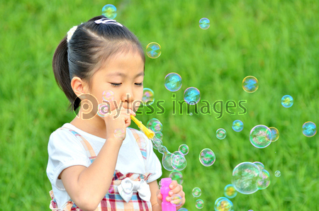 シャボン玉遊びをする女の子 ストックフォトの定額制ペイレスイメージズ