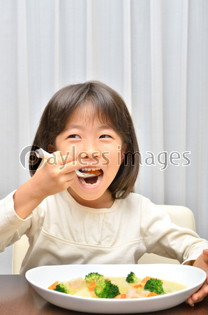 クリームシチューを美味しそうに食べる女の子 ストックフォトの定額制ペイレスイメージズ クリームシチューを美味しそうに食べる女の子 ストックフォトの定額制ペイレスイメージズ